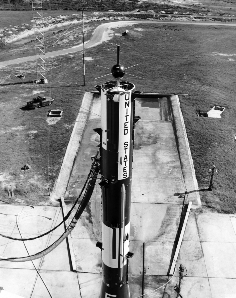  «Нестандартный» спутник Vanguard на третьей ступени ракеты-носителя перед установкой головного обтекателя 
